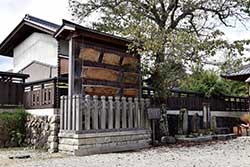 地図記号の由来になった昔の裁判所の看板