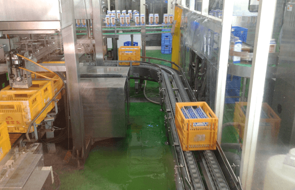 工場内で移動する牛乳ケース